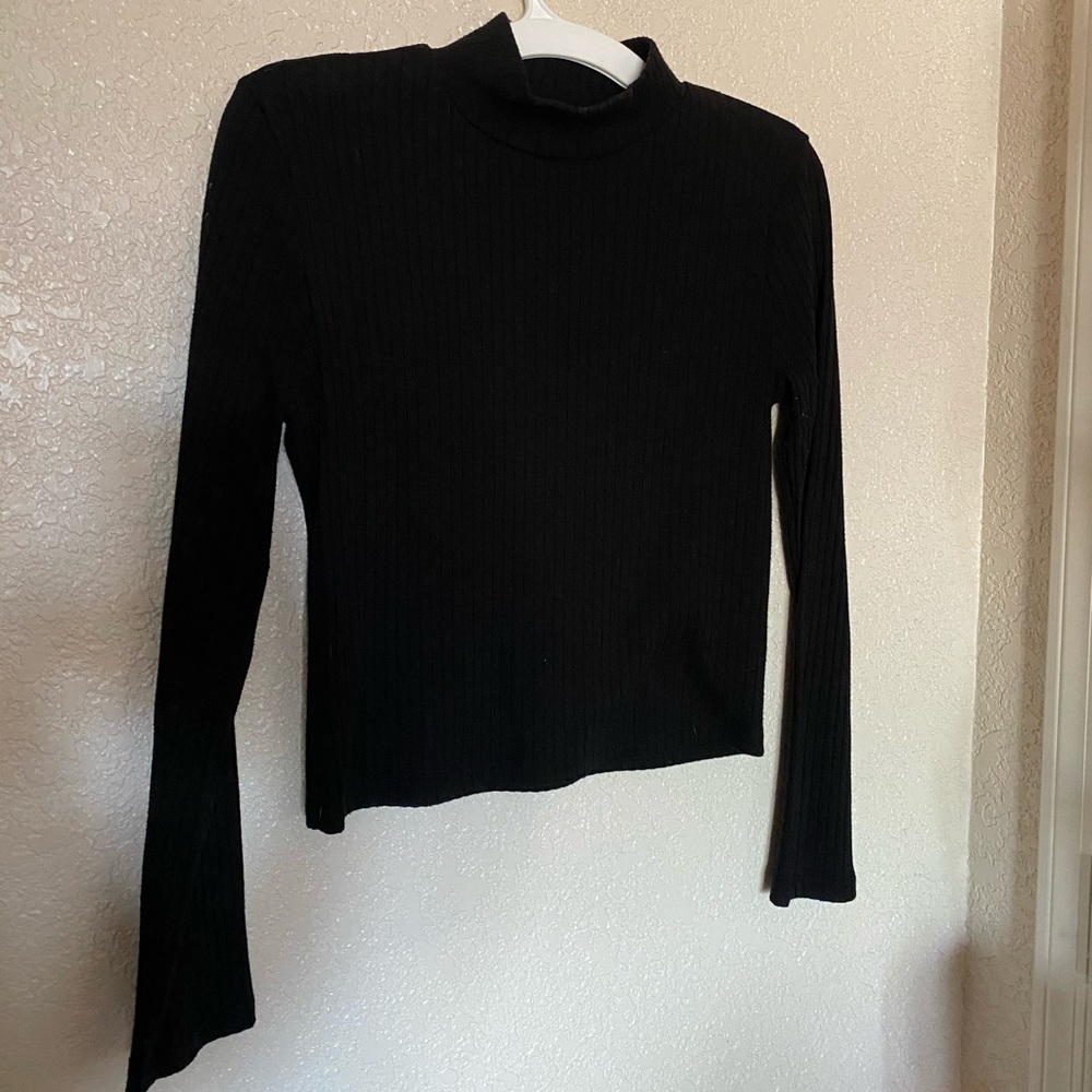 Blacked ribbed long sleeve crop top